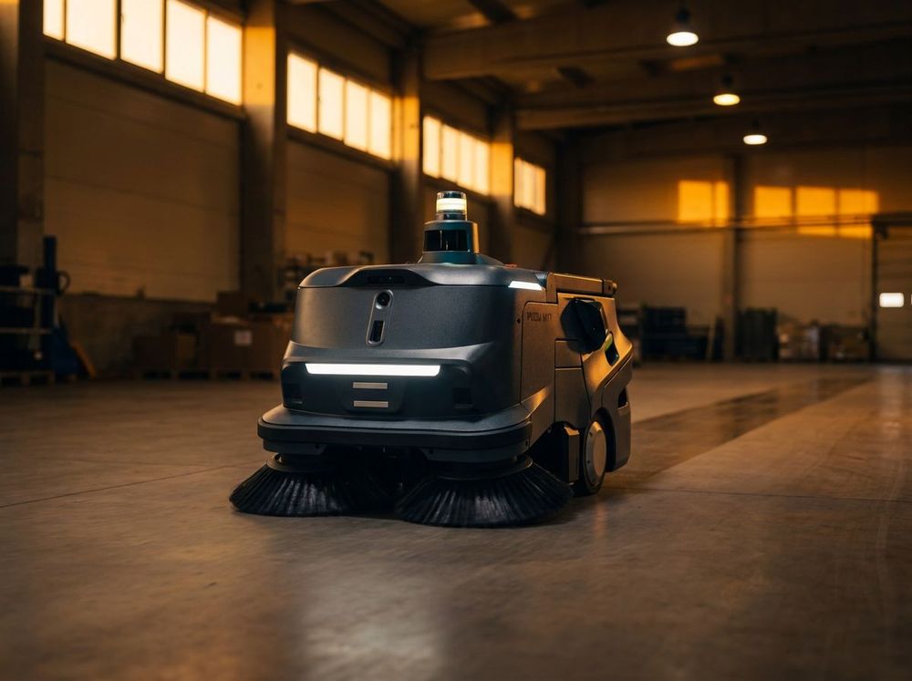 Reinigungsroboter live im Einsatz in einer laufenden Halle